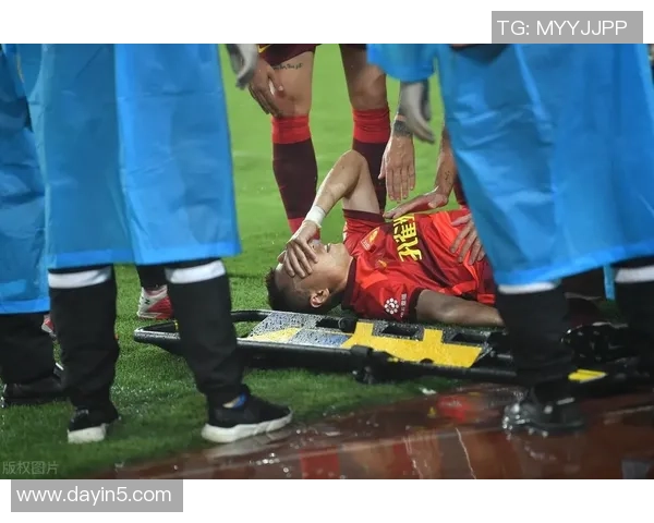 日本足球明星因伤戴面具出战展现勇气与拼搏精神引发球迷热议 日本足球明星因伤戴面具出战展现勇气与拼搏精神引发球迷热议
