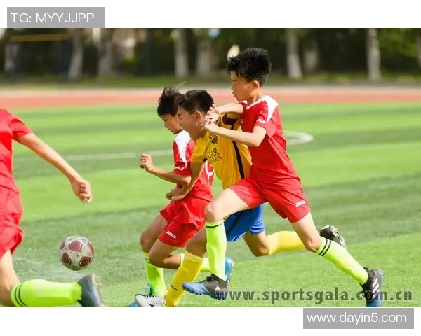 猜猜哪个是足球明星让我们一起揭开他们的神秘面纱与精彩瞬间