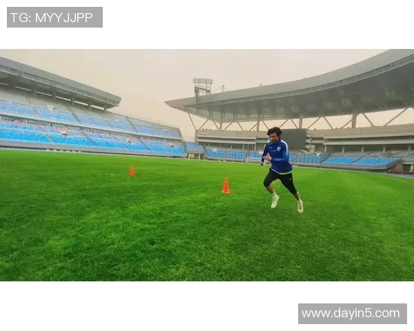 足球明星挑战极限展现力量与技巧引体向上训练精彩瞬间回顾 足球明星挑战极限展现力量与技巧引体向上训练精彩瞬间回顾