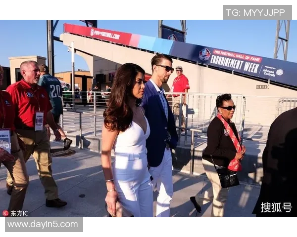 足球明星佩戴奢华钻石耳饰引领时尚潮流闪耀赛场魅力四射